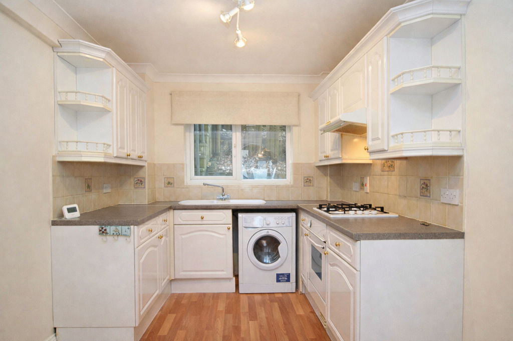 Lot: 73 - TWO-BEDROOM SEAFRONT FLAT WITH PARKING - Fitted kitchen